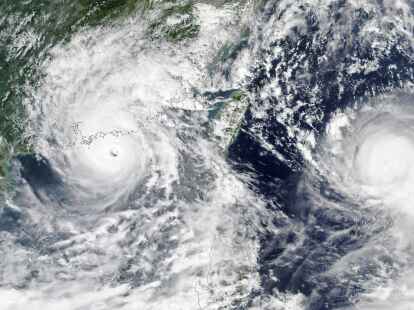 Die beiden Taifune Saola (l) und &laquo;Haikui&raquo; (r) &uuml;ber Hongkong und vor Taiwan.