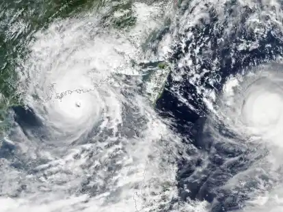 Die beiden Taifune Saola (l) und &laquo;Haikui&raquo; (r) &uuml;ber Hongkong und vor Taiwan.