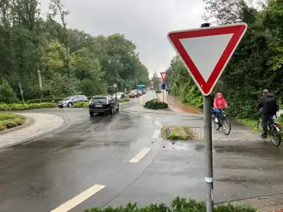 In Edewecht m&uuml;ssen die Radfahrer die Vorfahrt im Kreisverkehr achten. Das soll sich &auml;ndern.