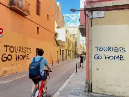 &laquo;Tourists Go Home&raquo;-Parolen im K&uuml;nstlerviertel Vila de Gr&agrave;cia in Barcelona.