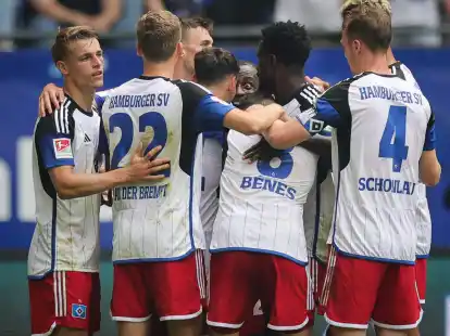 Auch gegen Hansa erfolgreich:&nbsp;Hamburgs Spieler feiern das Tor zum 1:0.