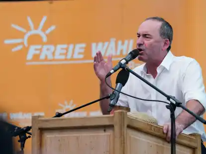 Hubert Aiwanger spricht beim Volksfest in Keferloh bei M&uuml;nchen.