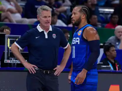 Verlor mit seiner Mannschaft gegen Litauen:&nbsp;US-Coach Steve Kerr (l).