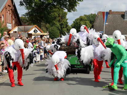 Pferdemarktsumzug Ovelg&ouml;nne 2023: 44 Wagen und Fu&szlig;gruppen zogen durch den Ort und begeisterten tausende Menschen an den Stra&szlig;enr&auml;ndern.