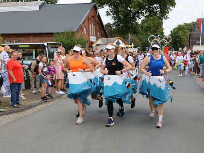 Pferdemarktsumzug Ovelg&ouml;nne 2023: 44 Wagen und Fu&szlig;gruppen zogen durch den Ort und begeisterten tausende Menschen an den Stra&szlig;enr&auml;ndern.