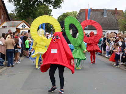 Pferdemarktsumzug Ovelg&ouml;nne 2023: 44 Wagen und Fu&szlig;gruppen zogen durch den Ort und begeisterten tausende Menschen an den Stra&szlig;enr&auml;ndern.
