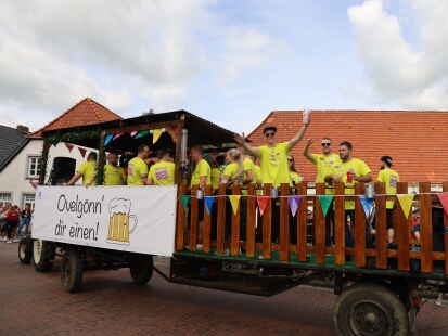 Pferdemarktsumzug Ovelg&ouml;nne 2023: 44 Wagen und Fu&szlig;gruppen zogen durch den Ort und begeisterten tausende Menschen an den Stra&szlig;enr&auml;ndern.
