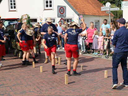 Pferdemarktsumzug Ovelg&ouml;nne 2023: 44 Wagen und Fu&szlig;gruppen zogen durch den Ort und begeisterten tausende Menschen an den Stra&szlig;enr&auml;ndern.