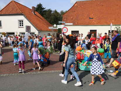 Pferdemarktsumzug Ovelg&ouml;nne 2023: 44 Wagen und Fu&szlig;gruppen zogen durch den Ort und begeisterten tausende Menschen an den Stra&szlig;enr&auml;ndern.
