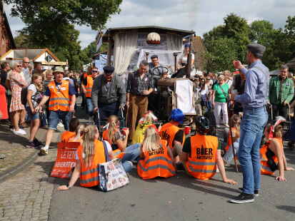 Pferdemarktsumzug Ovelg&ouml;nne 2023: 44 Wagen und Fu&szlig;gruppen zogen durch den Ort und begeisterten tausende Menschen an den Stra&szlig;enr&auml;ndern.