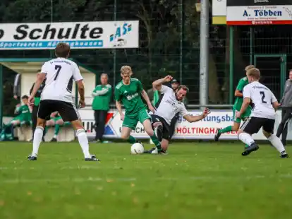 Voller Einsatz: Der SV H&ouml;ltinghausen (gr&uuml;ne Trikos) bezwang am Freitag den SV Str&uuml;cklingen mit 2:1.