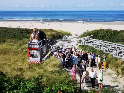 Die Inselfeuerwehr Juist begleitete am Strand die Hochzeit ihres Kameraden Nils Rehfeldt und seiner Gemahlin Carla M&uuml;ller.