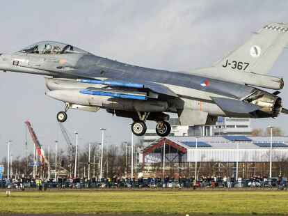 Die Niederlande, D&auml;nemark und Norwegen haben der Ukraine F-16-Lieferungen zugesichert. (Remko De Waal/epa/dpa)