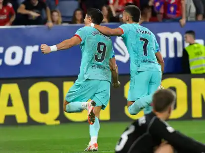 Barcelonas Robert Lewandowski (l) traf per Elfmeter zum 2:1 bei Osasuna.