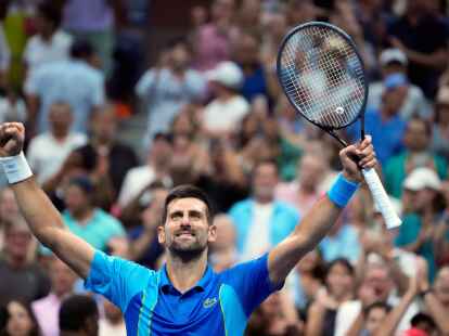 Novak Djokovic jubelt nach seinem Sieg.