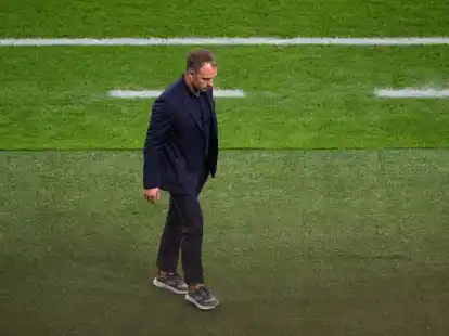 Hansi Flick auf dem Spielfeld. Der Bundestrainer steht nach schwachen Leistungen der Nationalmannschaft zuletzt weiter unter gro&szlig;em Erfolgsdruck.