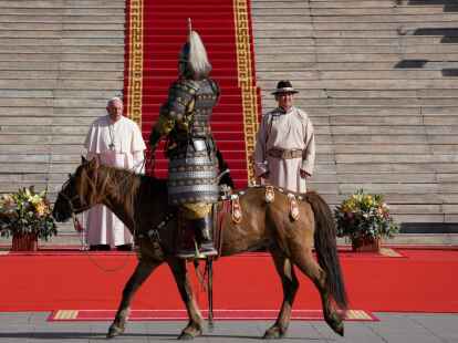 Der mongolische Pr&auml;sident Ukhnaagiin Khurelsukh (r) empf&auml;ngt Papst Franziskus vor dem Regierungsgeb&auml;ude in Ulan Bator.