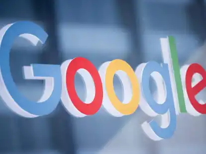 Jahrelang schien die Dominanz von Google im Suchmaschinenmarkt unantastbar. K&ouml;nnten mit dem Auftauchen von Chatbots wie ChatGPT die Karten noch einem neu gemischt werden?