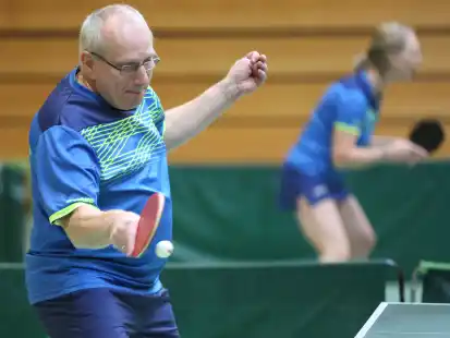Peter Knoppe (vorne) als Nachr&uuml;cker und Susanne Meyer als Stammspielerin gewannen zum Auftakt mit dem TuS Sande II.
