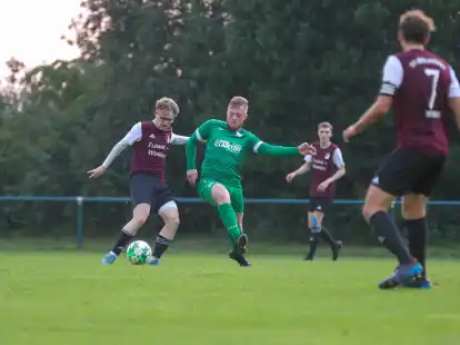 Der SV H&ouml;ltinghausen II (gr&uuml;ne Trikots) kassierte unl&auml;ngst gegen den SV Nikolausdorf eine 0:4-Heimniederlage.