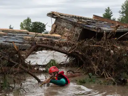 Ein Beamter der Guardia Civil sucht an der Pedrera-Br&uuml;cke in Aldea del Fresno nahe Madrid nach Vermissten.
