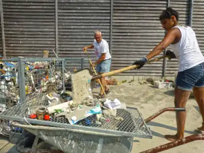 Mitarbeiter des Vereins &bdquo;One Earth &ndash; One Ocean&ldquo; untersuchten  den Abfall auf Langeoog. Im Sand sammelt sich einiges an M&uuml;ll an. Dieser soll beim Aktionstag gesammelt werden.