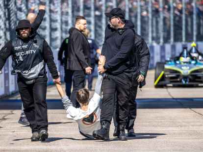 Beim Berlin E-Prix haben Klimaaktivisten mit ihrer Aktion den Start verz&ouml;gert.