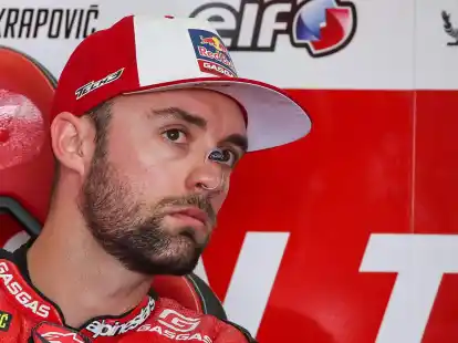 Jonas Folger vom Gasgas Factory Racing Tech3 Team sitzt in der Box.