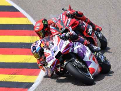 Jorge Martin aus Spanien vom Prima Pramac Racing Team vor Francesco Bagnaia aus Italien fahren auf dem Sachsenring.