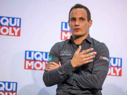 Der ehemalige Motorradrennfahrer Alexander Hofmann w&auml;hrend einer Pressekonferenz.