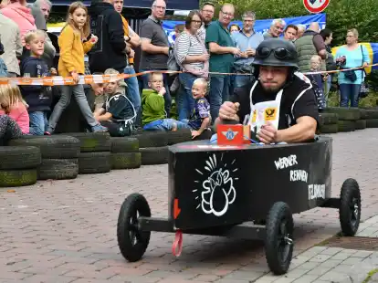 Es ging rasant zu: Die Motorsportgemeinschaft Hunte-Delme hatte zum 28. Seifenkistenrennen in D&ouml;tlingen eingeladen. Janko L&uuml;decke reiste f&uuml;r die Teilnahme aus Nordenham an.