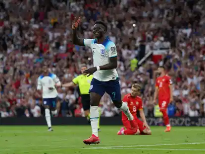 Bukayo Saka steuert beim 7:0-Erfolg gleich drei Treffer bei.