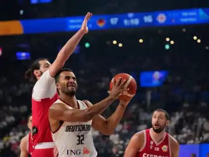 Johannes Thiemann (M) in Aktion gegen Georgiens Tronike Shengelia.