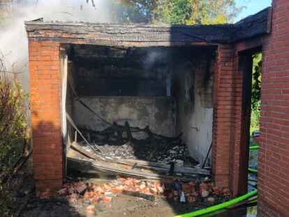 Einsatz in Wiefelstede: Die Feuerwehr r&uuml;ckte zu einem Garagenbrand im Ginsterweg aus und konnte Schlimmeres verhindern.