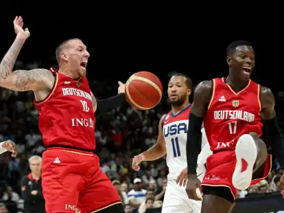 Daniel Theis (l) und Dennis Schr&ouml;der (r) kennen sich seit der Kindheit.