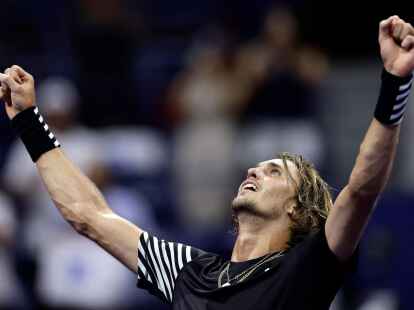 Tennis-Olympiasieger Alexander Zverev jubelt nach seinem Sieg.