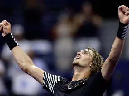 Tennis-Olympiasieger Alexander Zverev jubelt nach seinem Sieg.