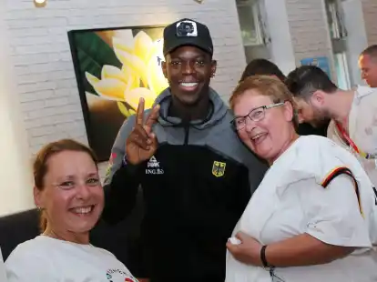 Dennis Schr&ouml;der (M.) zeigt Fan-N&auml;he.