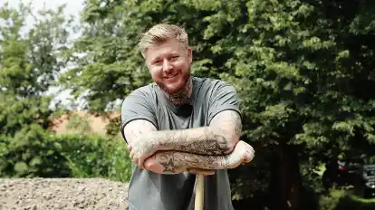 Verkauft jetzt das alte Pfarrhaus in Mitling-Mark, das einmal das Caf&eacute; Kluntje beherbergte: Youtuber Wilke Zierden.