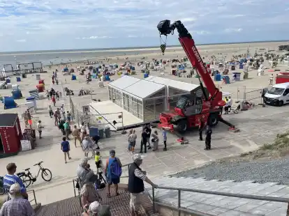 G&auml;ste k&ouml;nnen kommen: Zahlreiche Schaulustige verfolgten in den vergangenen Tagen den Aufbau der neuen Milchbude &bdquo;Sonnendeck&ldquo; auf Borkum.