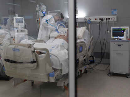 Ein Mitarbeiter des Gesundheitswesens behandelt einen Patienten (Symbolbild)