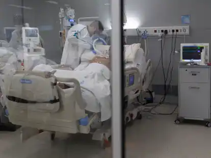 Ein Mitarbeiter des Gesundheitswesens behandelt einen Patienten (Symbolbild)