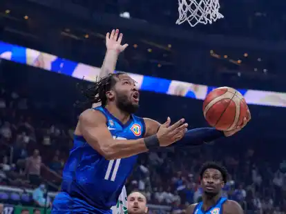 Nach der Niederlage gegen Litauen hat das US-Team um Jalen Brunson (l) gegen Italien einen lockeren Sieg eingefahren.