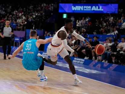 Deutschlands Topstar: Dennis Schr&ouml;der in Aktion im Spiel gegen Slowenien.