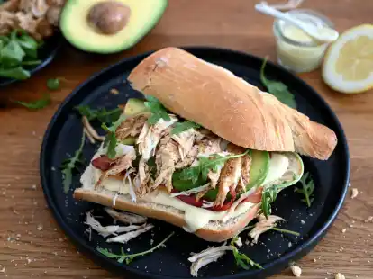 Zum Reinbei&szlig;en: Das H&auml;hnchen f&uuml;rs Ciabatta wird mariniert, gegrillt, gezupft und dann zwischen Cheddar, Bacon, Avocado und Rucola gestapelt.