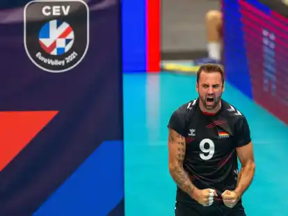 Deutschlands Georg Grozer kassierte im Match gegen Serbien eine Rote Karte.