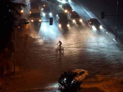 Eine Stra&szlig;e in Istanbul steht nach sturzartigen Regenf&auml;llen unter Wasser.