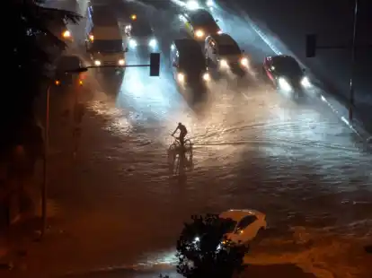 Eine Stra&szlig;e in Istanbul steht nach sturzartigen Regenf&auml;llen unter Wasser.