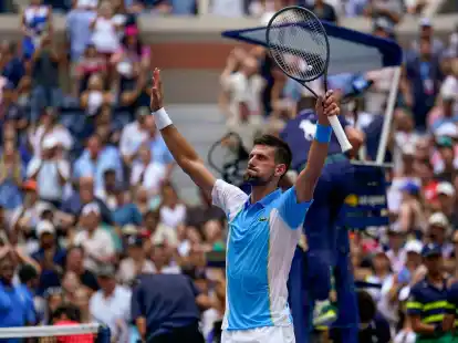Novak Djokovic ist erneut ins Halbfinale bei den US Open eingezogen.