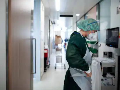 Der Personalmangel in deutschen Krankenh&auml;usern k&ouml;nnte im Herbst bei steigenden Coronazahlen zum Problem werden.